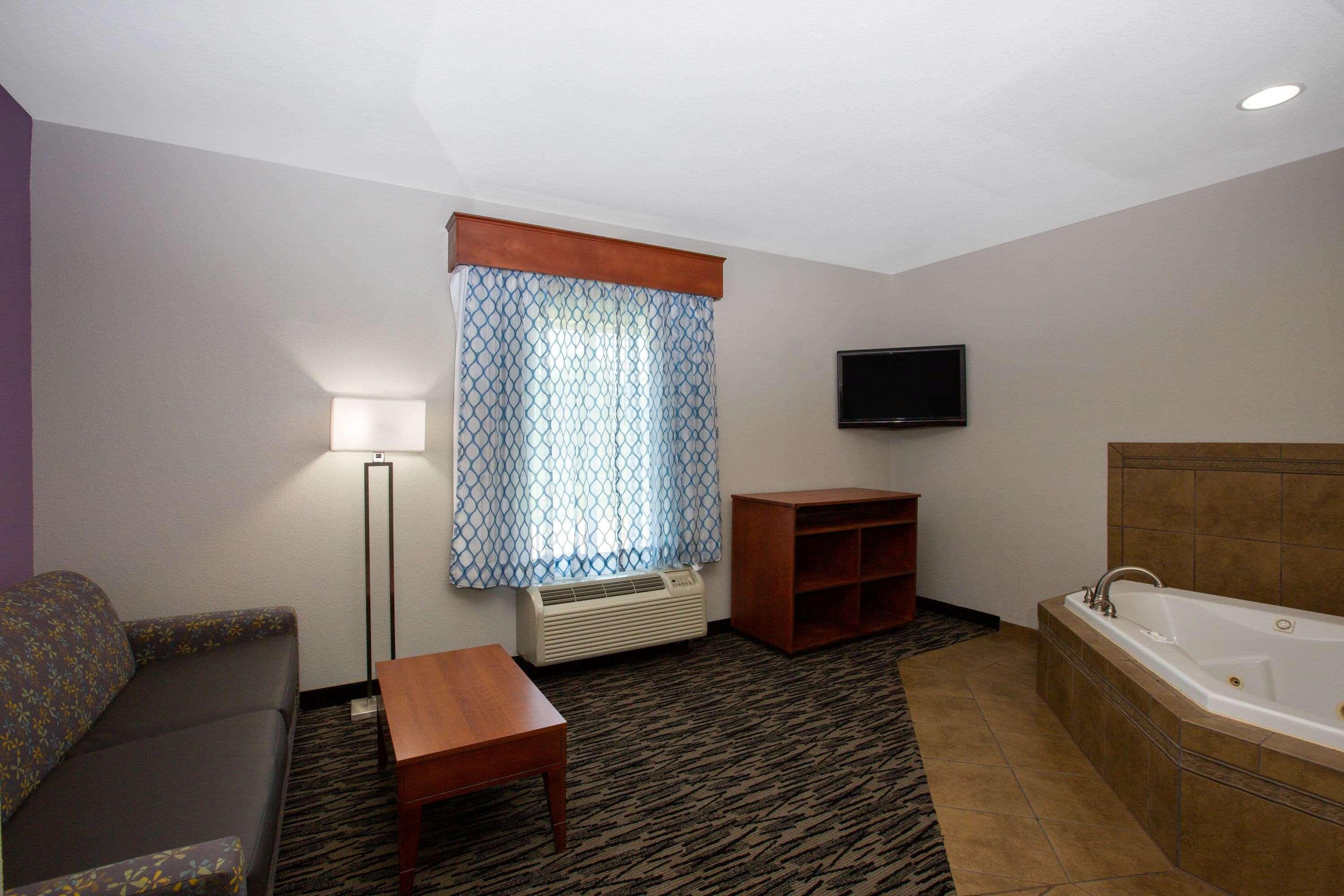 La Quinta By Wyndham Tupelo Hotel Exterior photo