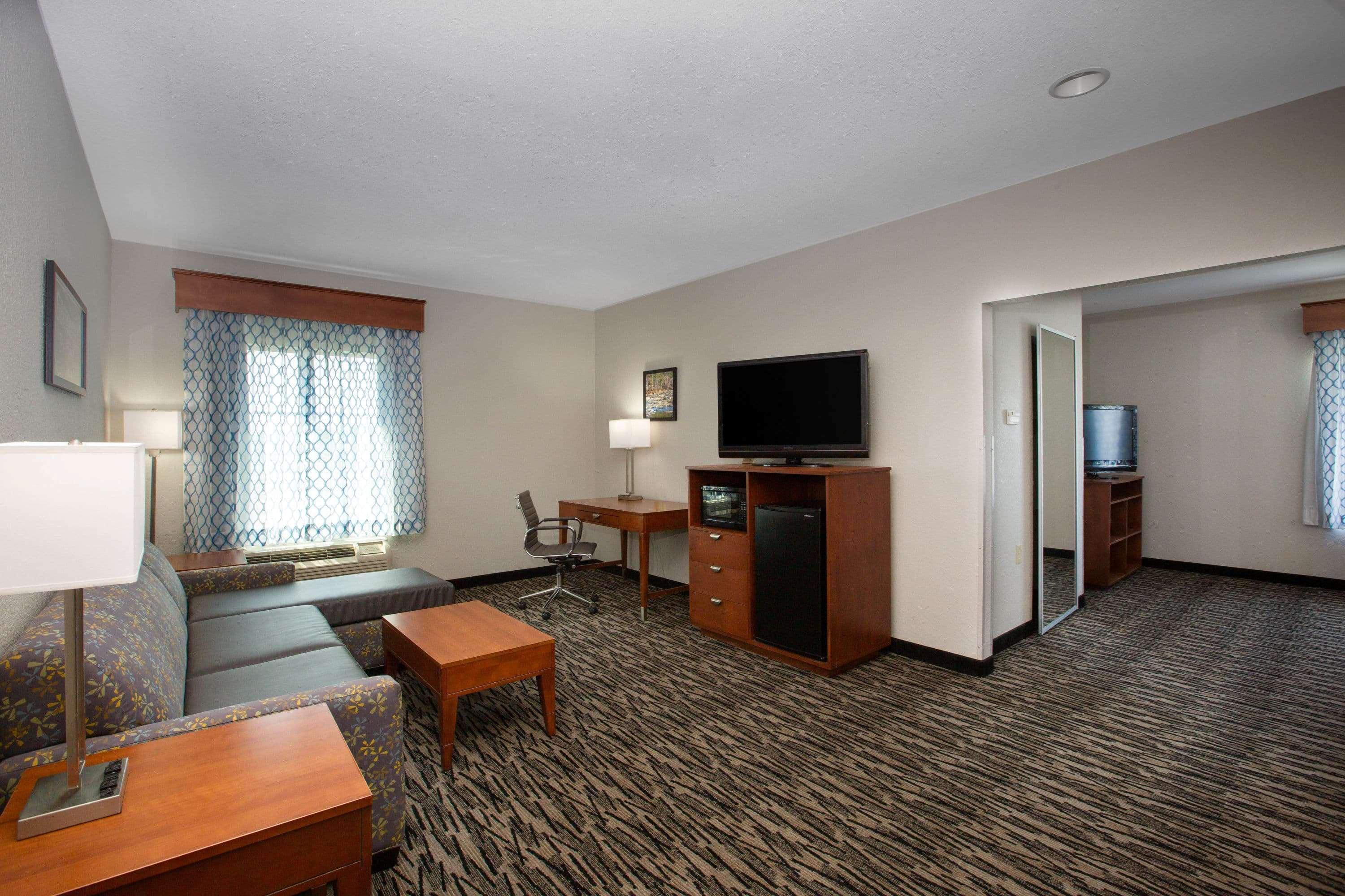La Quinta By Wyndham Tupelo Hotel Exterior photo