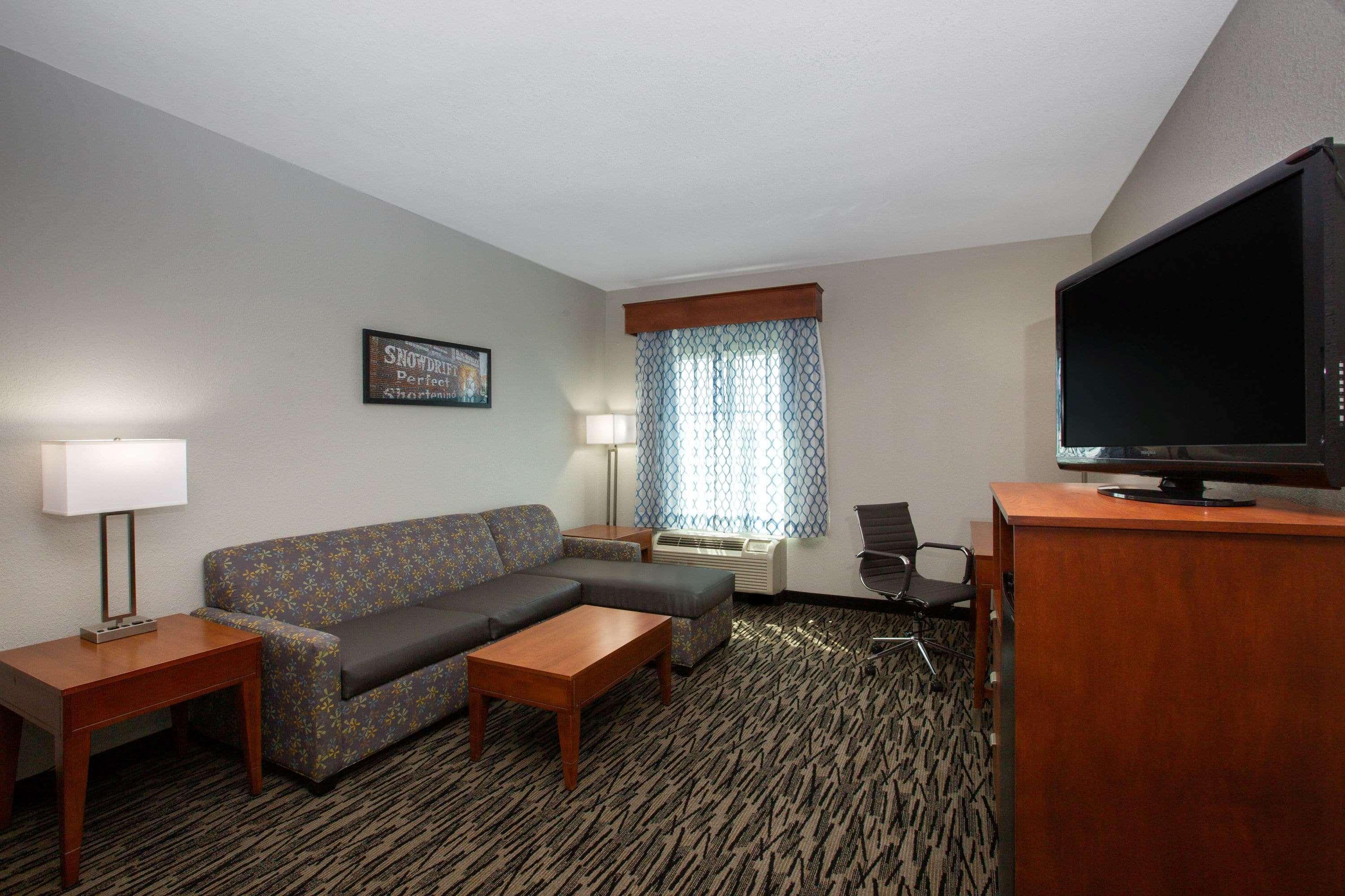 La Quinta By Wyndham Tupelo Hotel Exterior photo