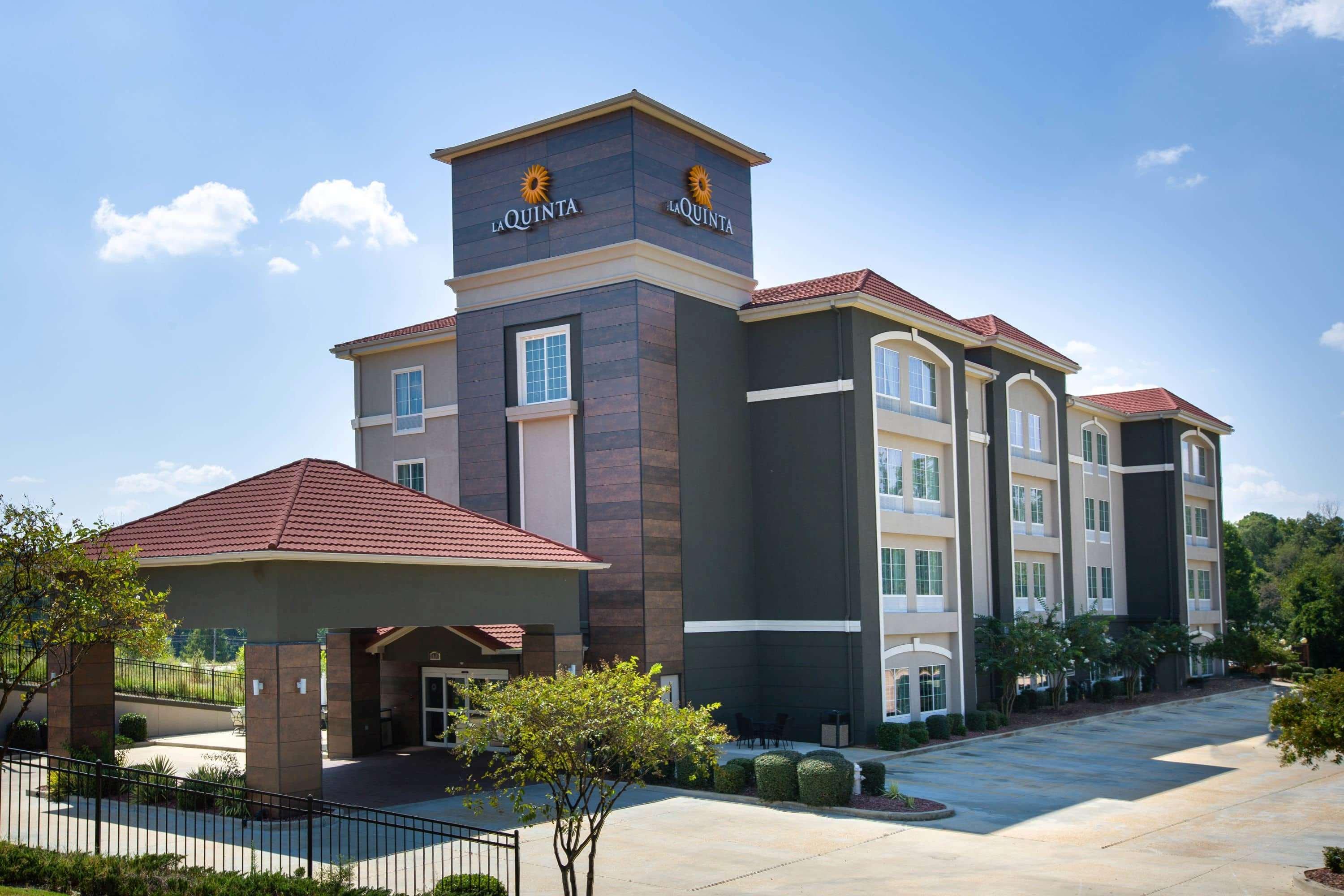 La Quinta By Wyndham Tupelo Hotel Exterior photo