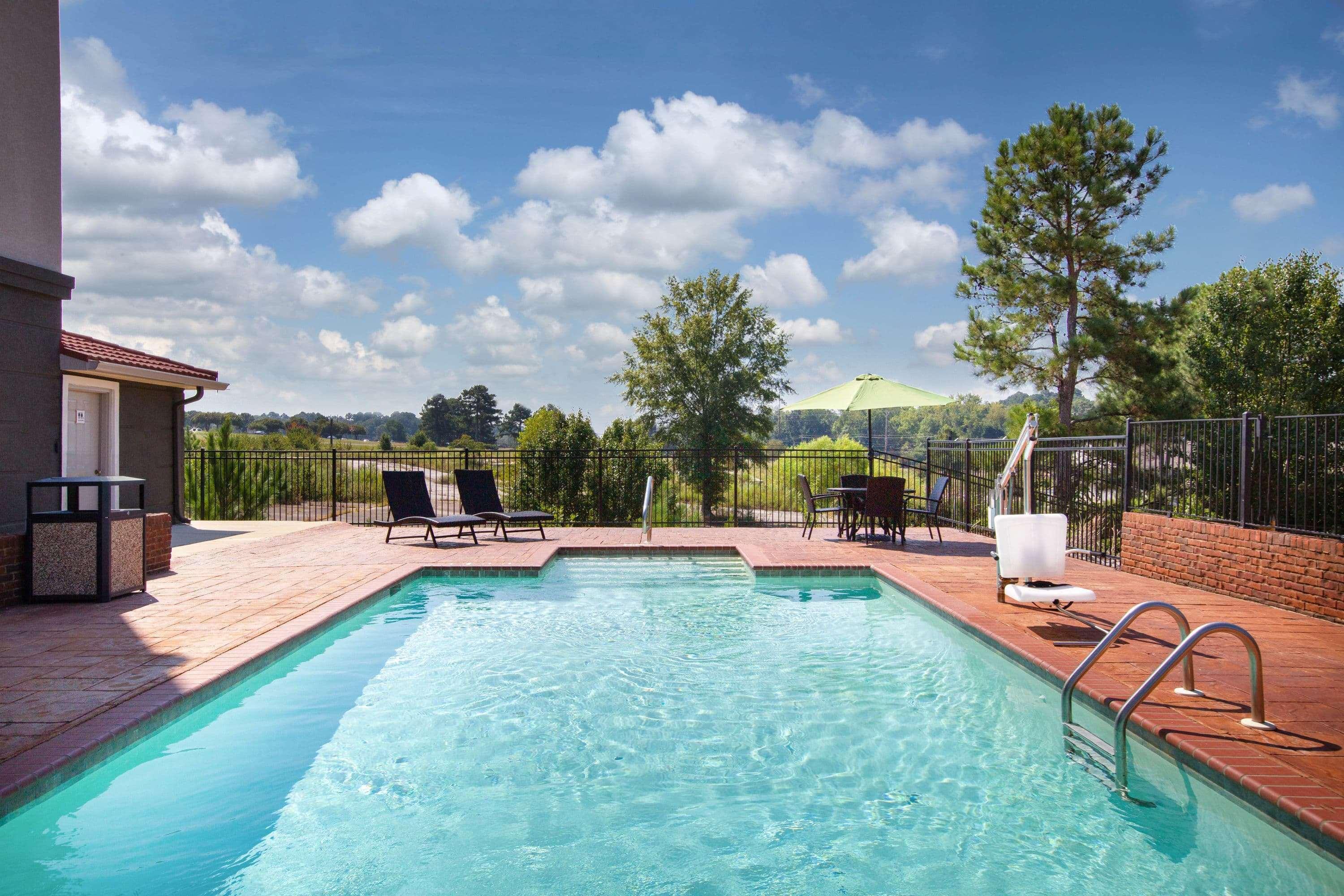 La Quinta By Wyndham Tupelo Hotel Exterior photo