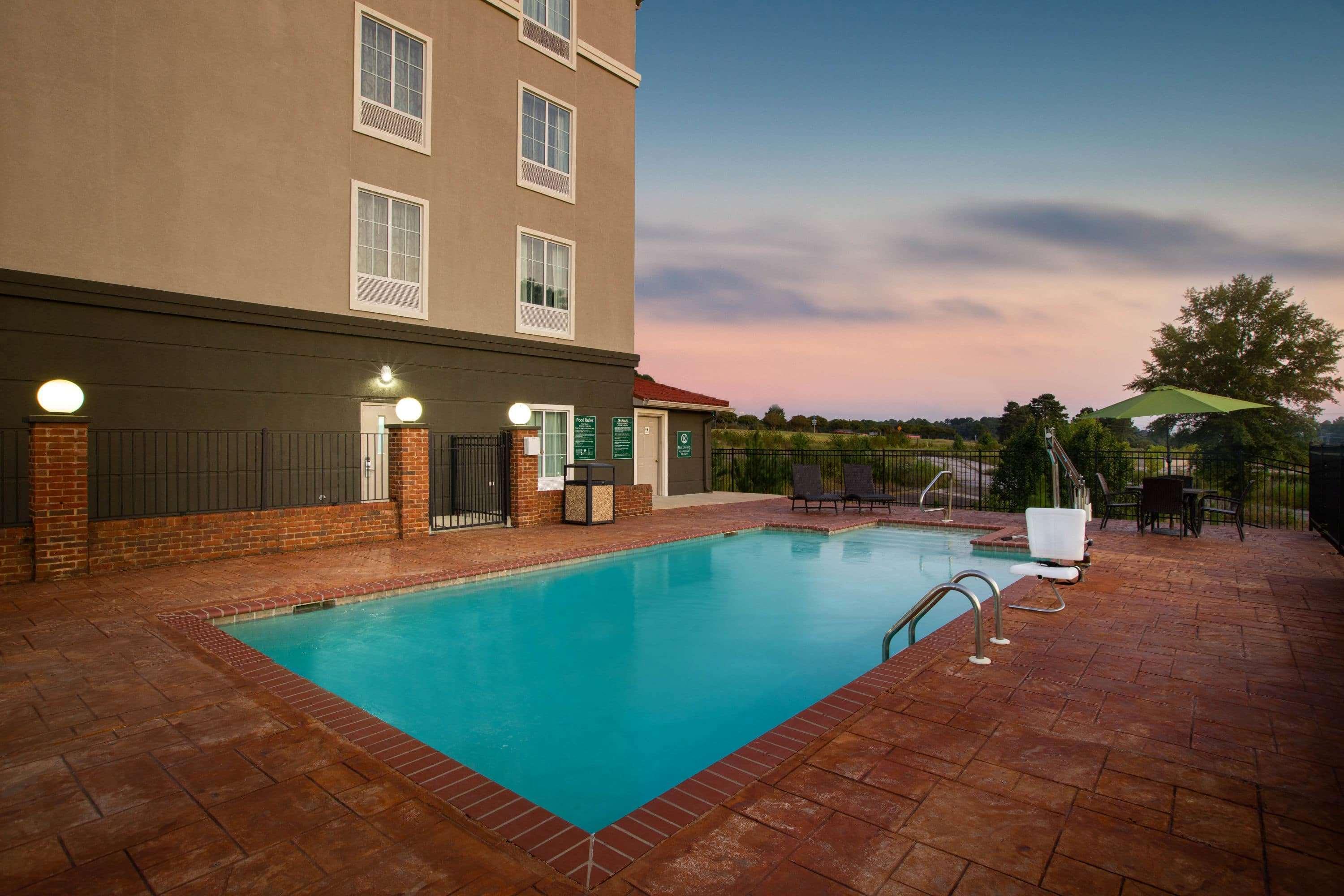 La Quinta By Wyndham Tupelo Hotel Exterior photo