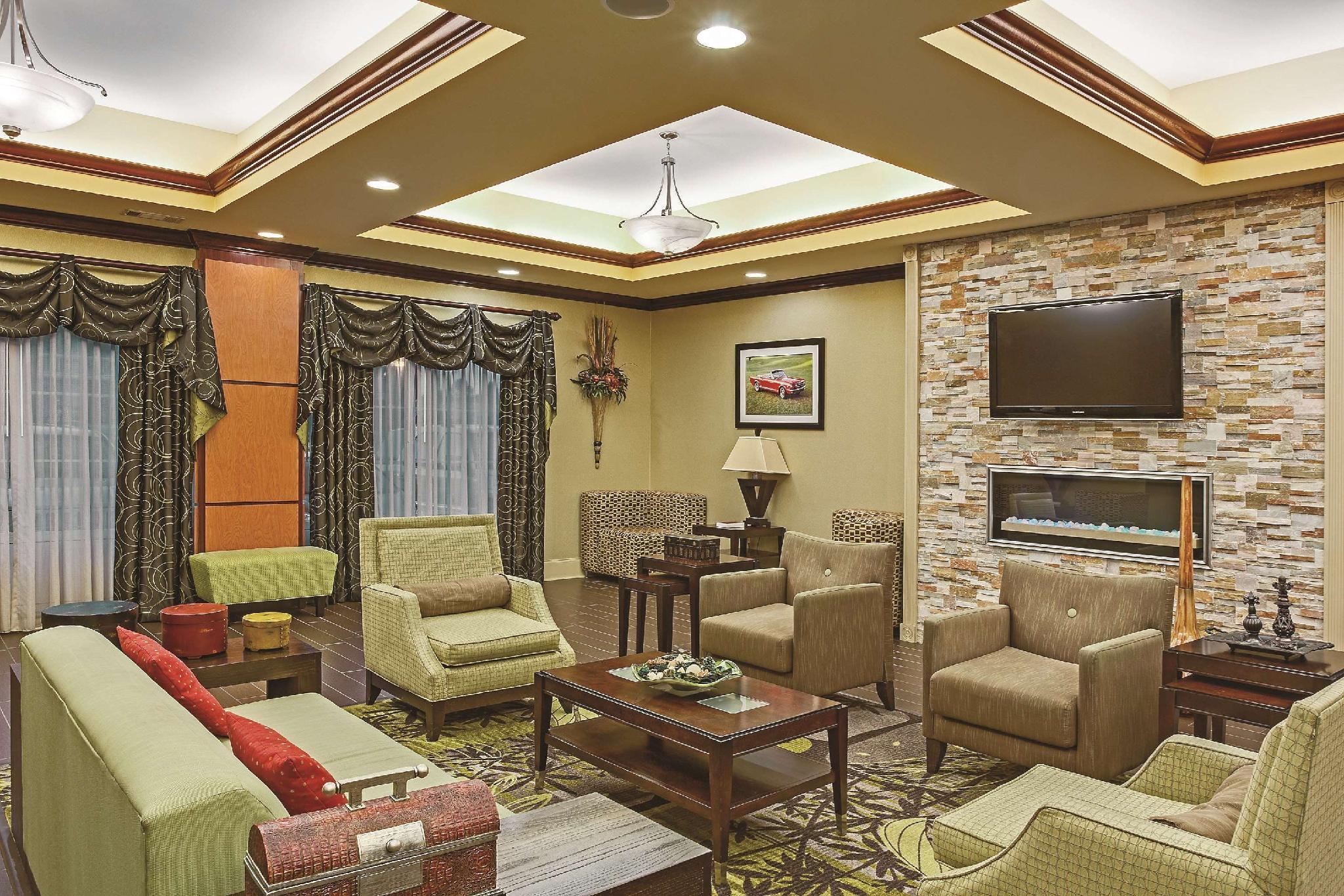 La Quinta By Wyndham Tupelo Hotel Exterior photo